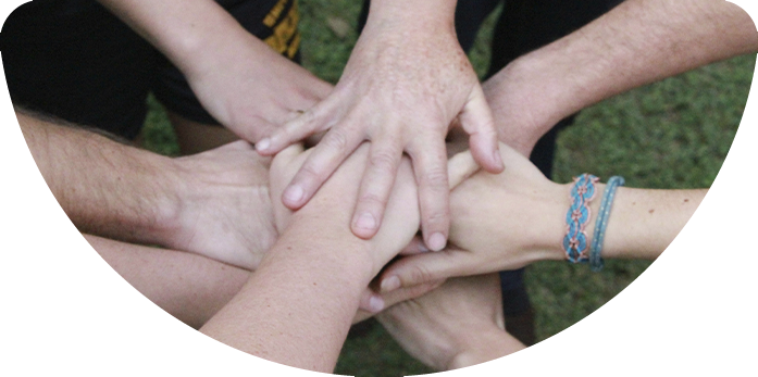 Manos en apoyo solidario